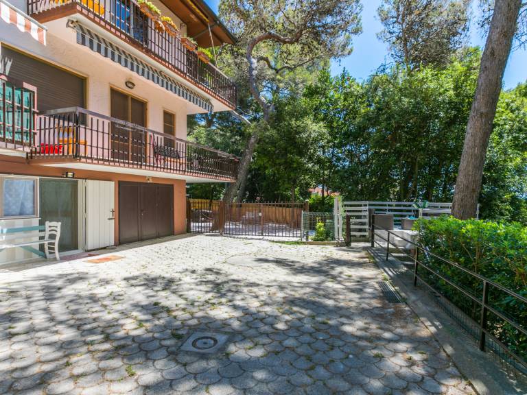 Apartment with barbeque, yard & patio | Sea view — photo 3