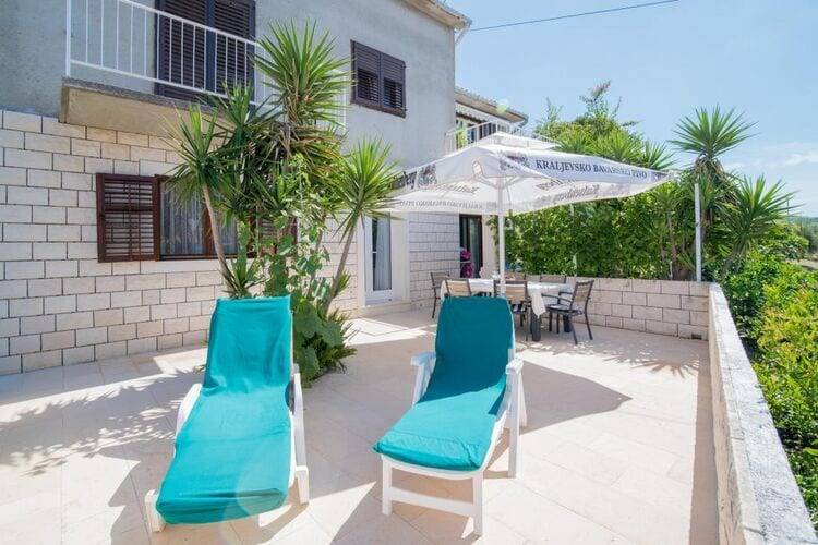 Apartma  Postira