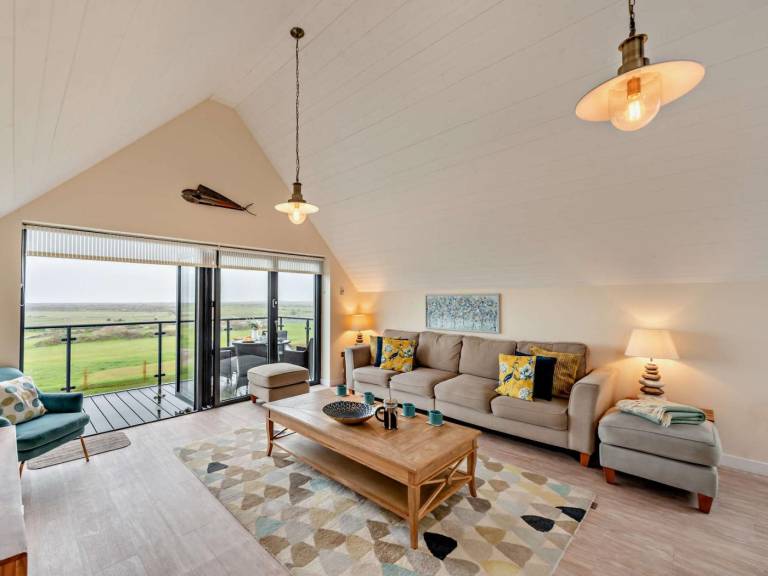Fully equipped pleasant cottage with jacuzzi & yard | Water view | Pets allowed — photo 4