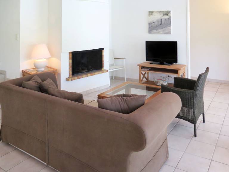 Fully equipped vacation home with patio, private pool & BBQ | Pet-friendly — photo 3