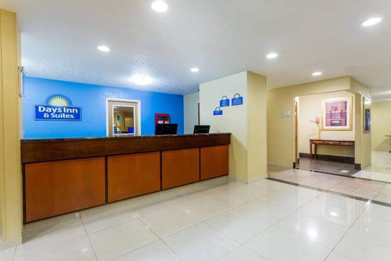Days Inn & Suites by Wyndham Bloomington/Normal IL — photo 4