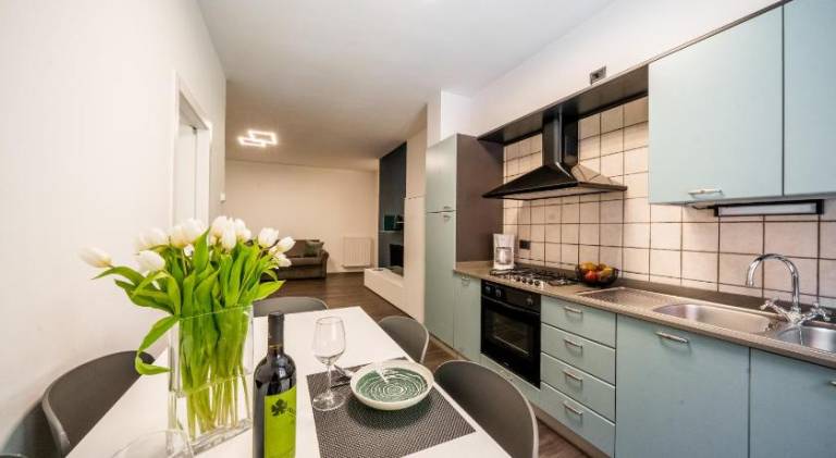 Serviced apartment with patio — photo 4