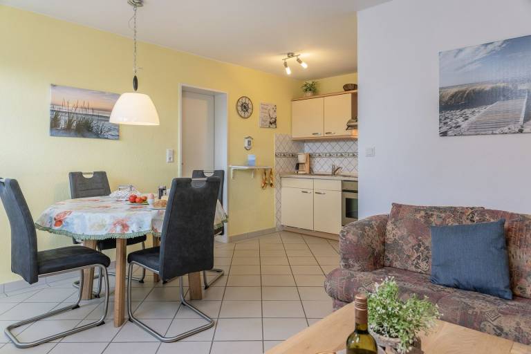 Neue Energie tanken: Die gemütliche Obergeschosswohnung in ruhiger Lage mit ca. 50 qm verfügt über einen kleinen, bezaubernden Balkon und kann 4 bis 5 Personen beherbergen. — photo 5
