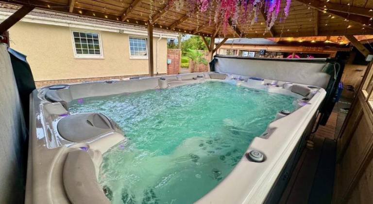 FINN VILLAGE "Mountain View Cottage" Private Garden, 9-seater HOT TUB, Firepit & Pizza Stove in Stirling