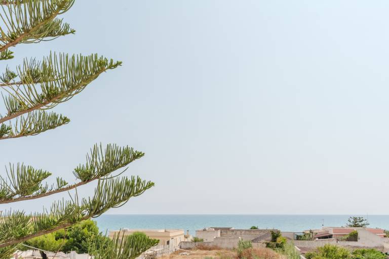 Wonderful villa with grill, terrace & yard | Sea view | Beach nearby | Pet-friendly — photo 2