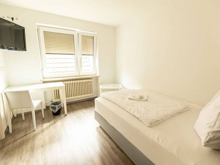 Einzelzimmer mit großem Bett Zi 3