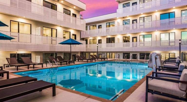 Apartment with pool — photo 4