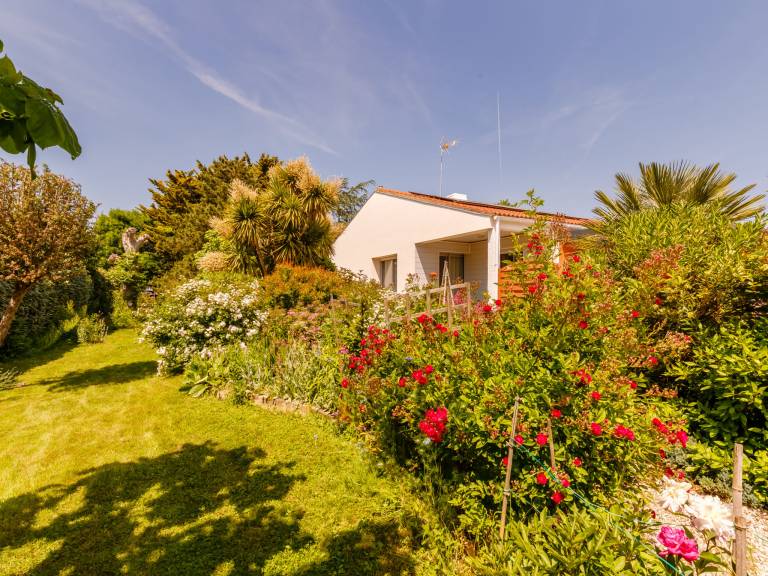 Child-friendly vacation home with terrace, private pool & grill | Pets allowed — photo 4