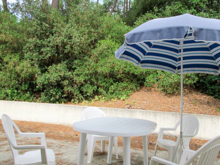 Vacation home with patio, yard & BBQ — photo 2
