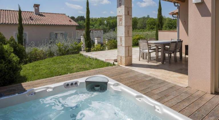Villa with patio, barbeque & hot tub in Montauban