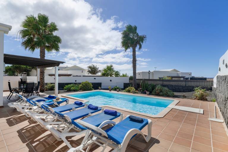 Vacation home with fast internet, terrace & private pool | Mountain view — photo 3