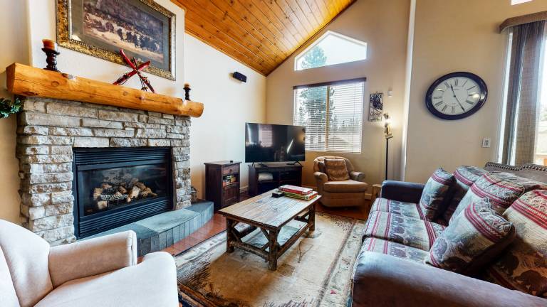 Condo with patio, barbecue & jacuzzi in Mammoth Lakes, CA