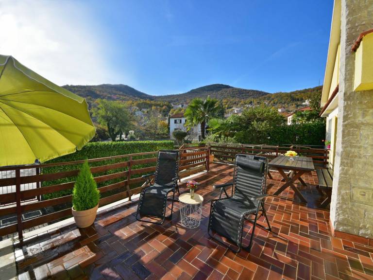 Apartment with yard, barbecue & patio — photo 2
