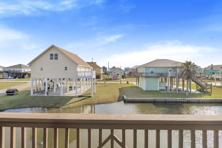 Vacation home with barbecue & yard | Beach view — photo 3
