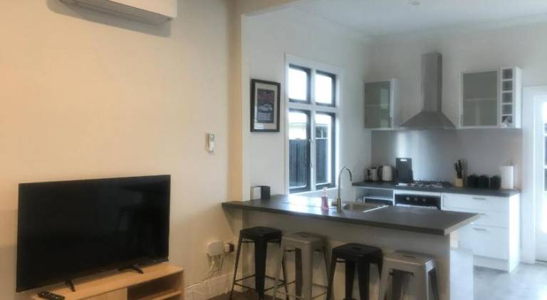 Fully equipped charming vacation home with barbeque, patio & yard | Pets are welcome — photo 5