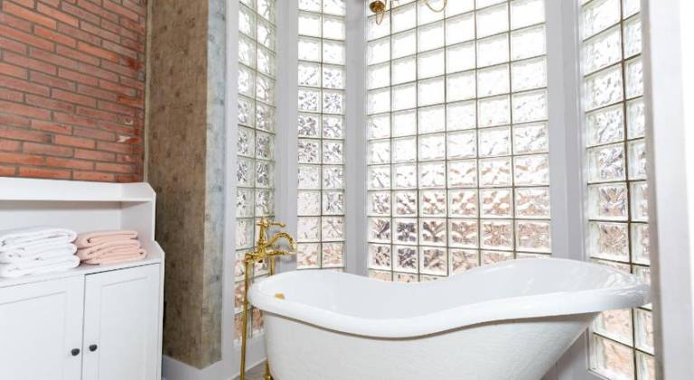 House with hot tub & pool | Pet-friendly — photo 3