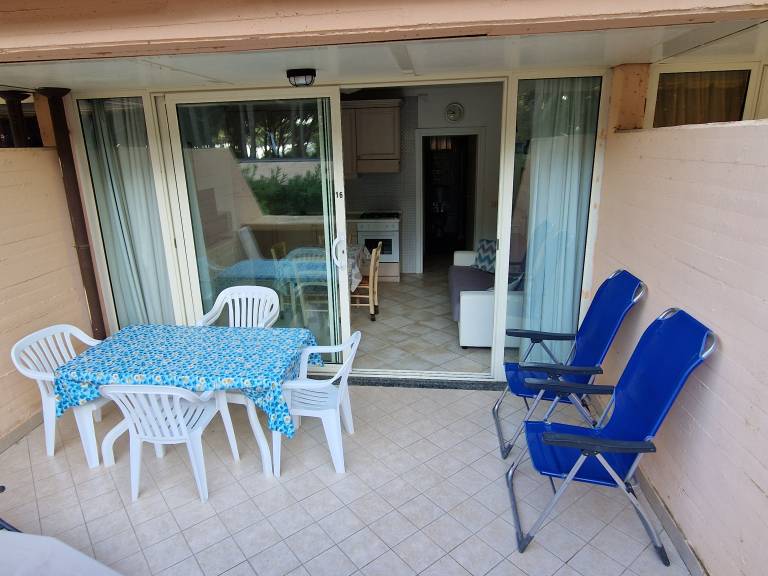 Holiday apartment with patio & pool | Close to the beach | Pets allowed — photo 5