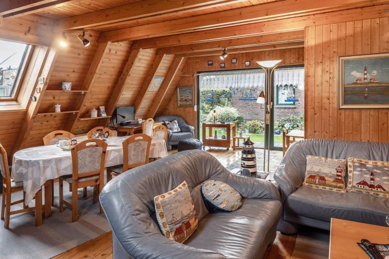 Komfortables Nurdach-Ferienhaus mit eingezäuntem Grundstück und Spielturm. Ein Schlafzimmer im Erdgeschoss, weitere im Obergeschoss. Für bis zu 6–7 Personen. — photo 5