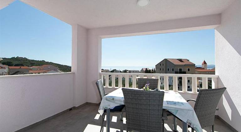 Apartment with patio in Brela
