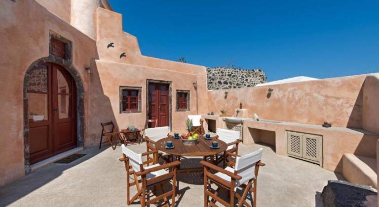 Villa with hot tub in Santorini