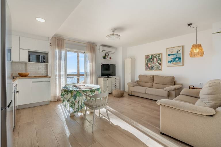 Apartment 'Primera Linea De Playa' with Sea View, Wi-Fi and Air Conditioning — photo 5