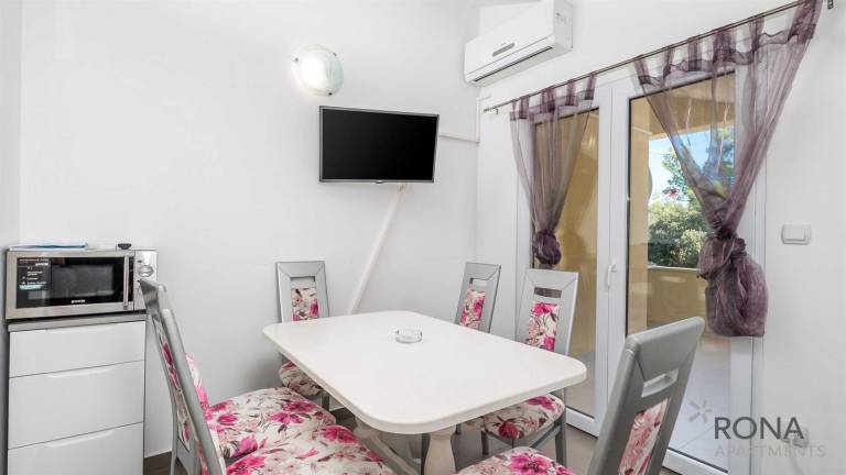 Holiday apartment with terrace — photo 4
