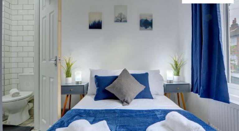 5 Bedroom - 5 Ensuite Baths, Sleeps 10, Near City Centre, with Free Wi-Fi, Garden - Family Stay - Bu — photo 2