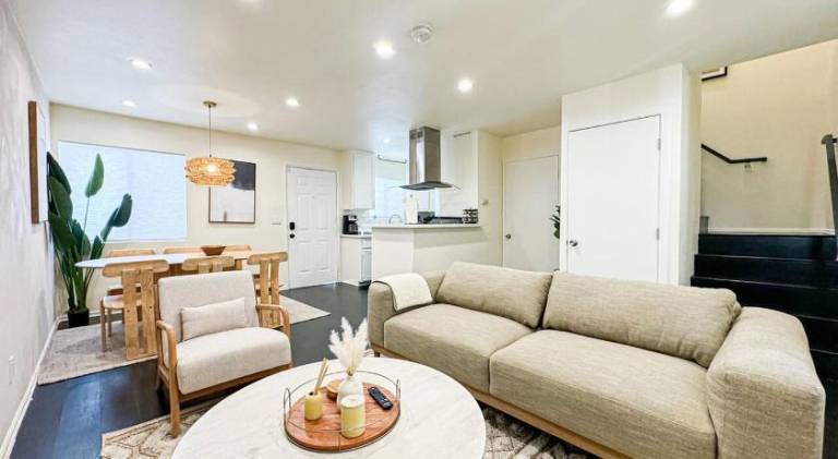 Vacation home | Suitable for remote work in Burbank, CA