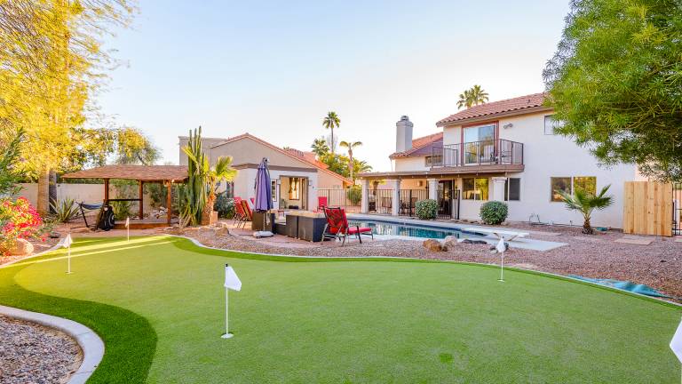 Family Friendly Retreat Heated Pool Putting Green
