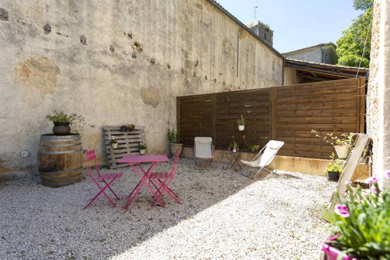 Gite with barbeque, yard & patio — photo 5