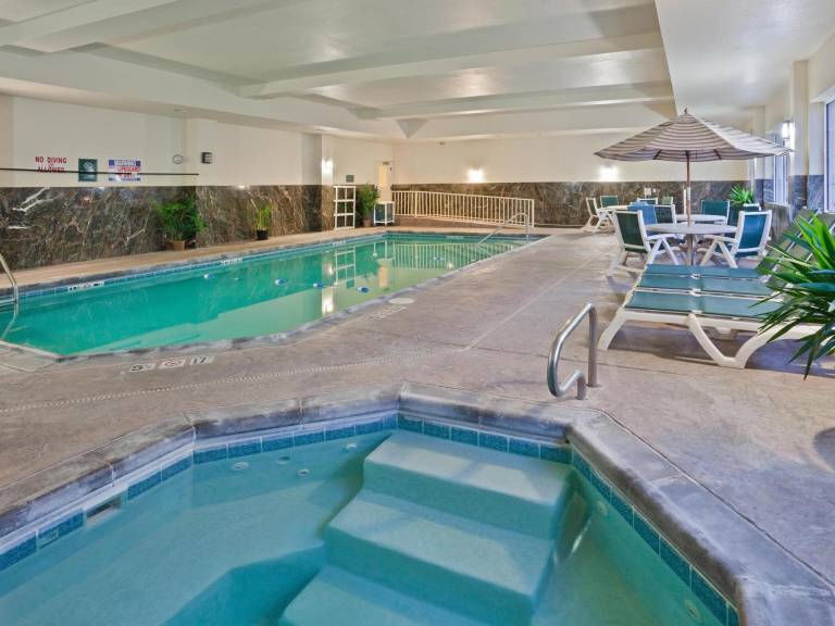 La Quinta Inn & Suites by Wyndham Dodge City — photo 3