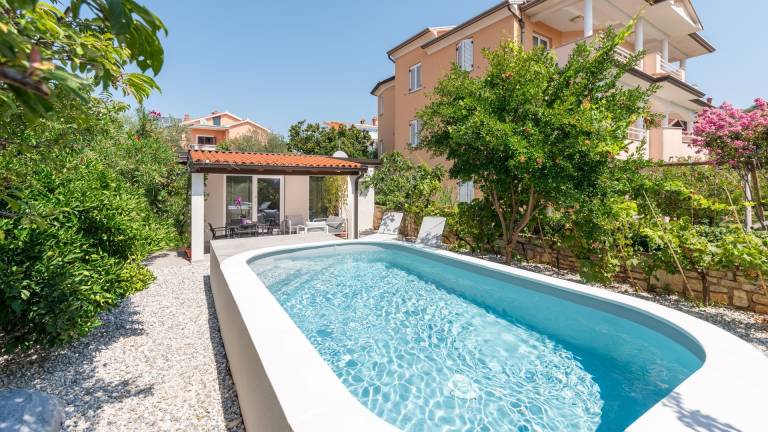 Villa with patio, private pool & barbecue in Novigrad