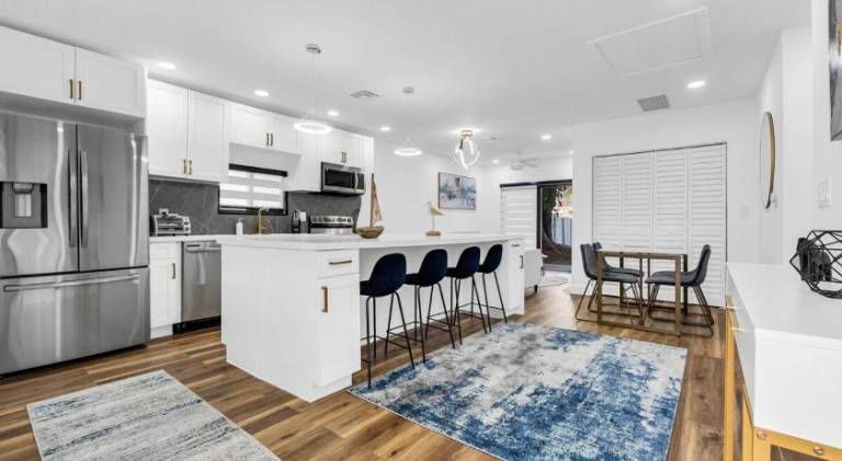 Modern Home with large private yard - Next to downtown & beach & airport - Pet friendly — photo 2