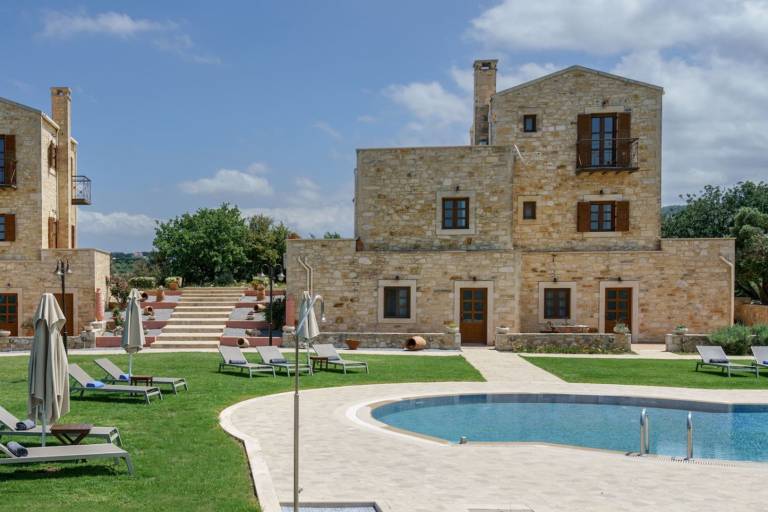 Villa with yard & pool in Karpenisi