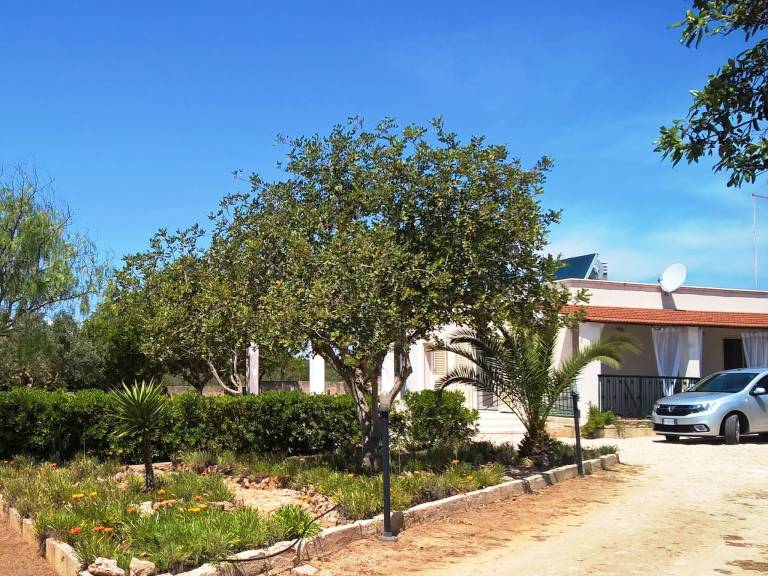 Villa with terrace & yard — photo 4
