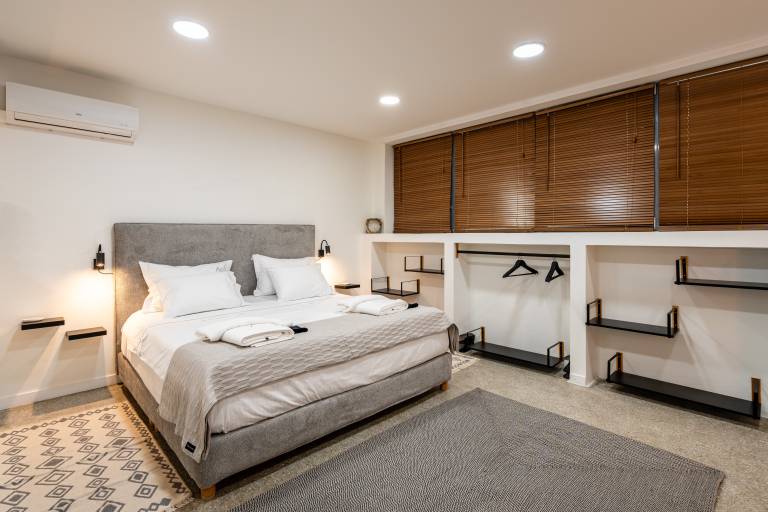 The Apex Boutique Studio with Private Terrace, Wi-Fi, and Air Conditioning — photo 2