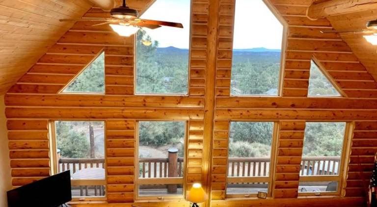 Hilltop Chalet- Stunning Views 3mi from downtown — photo 2