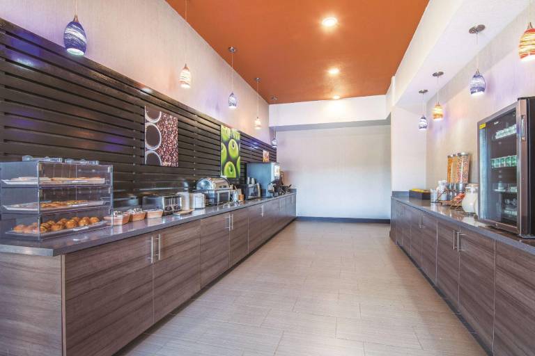 La Quinta Inn & Suites by Wyndham Guthrie — photo 4