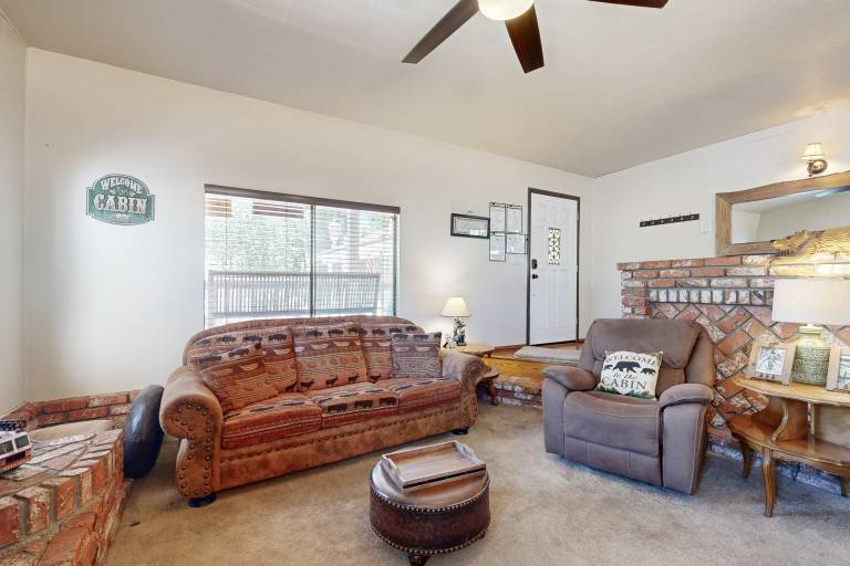 Lazy Bear Cabin Dog-friendly home with private hot tub, ping-pong, basketball & firepit — photo 5
