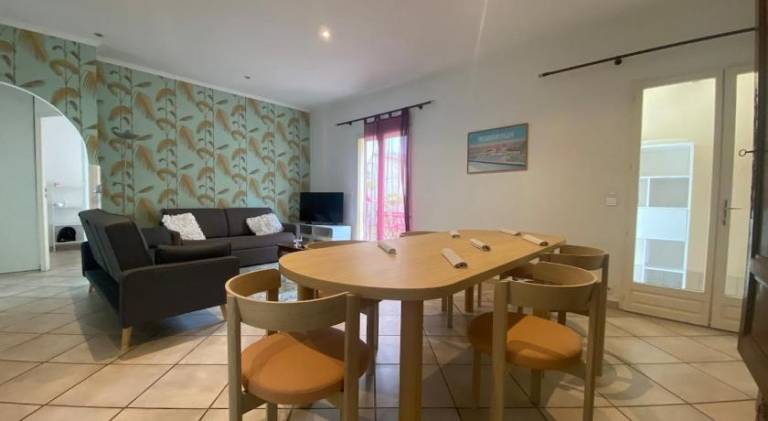 Vacation home with BBQ, patio & yard | Next to Place des Quinconces | Perfect for remote work — photo 3
