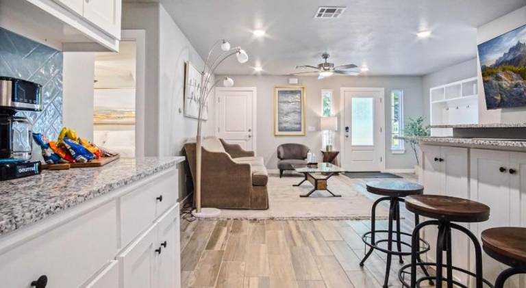 Vacation home with jacuzzi — photo 4