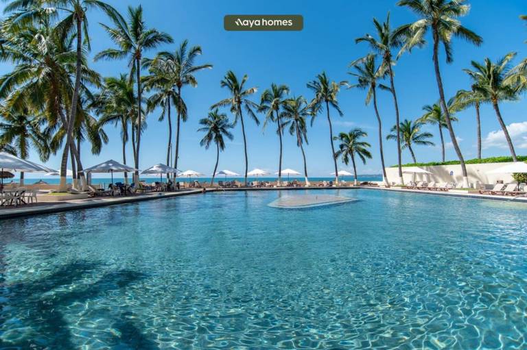Beachfront 2BR Condo Pool Blue Flag Beach