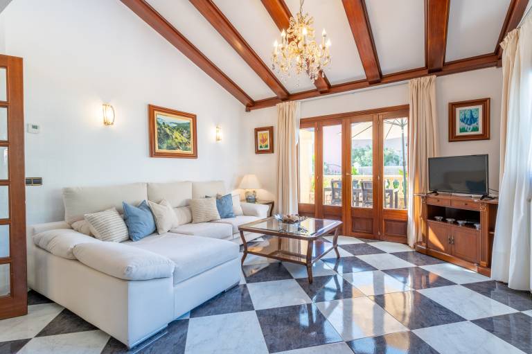 Air-Conditioned Country House with Wi-Fi, Pool, Garden, Terrace & Balcony — photo 5