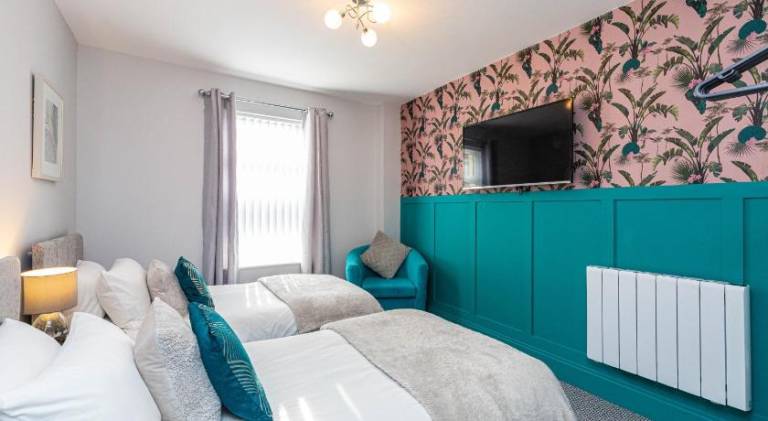 Beachfront Apartment 3 Bedrooms Sleeps 7 - Gateway to the Lake District - Newly Refurbished in Morecambe