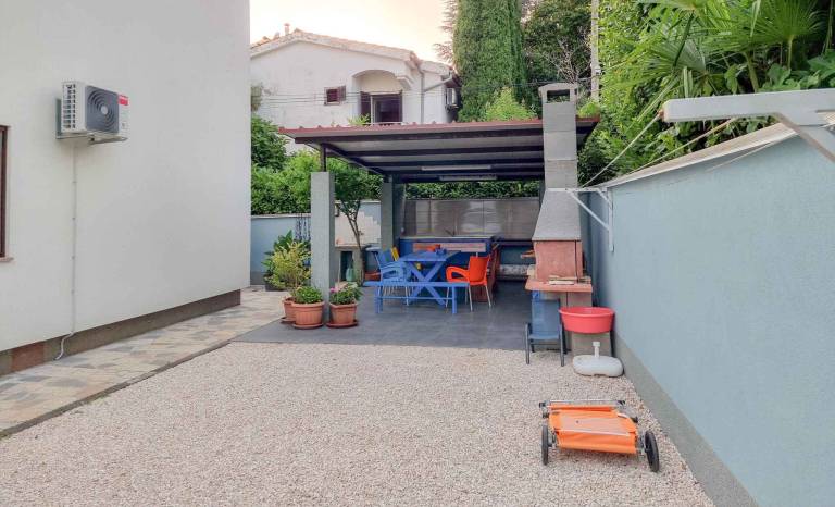 Fully equipped beautiful rental apartment with yard & grill | Pet-friendly — photo 4