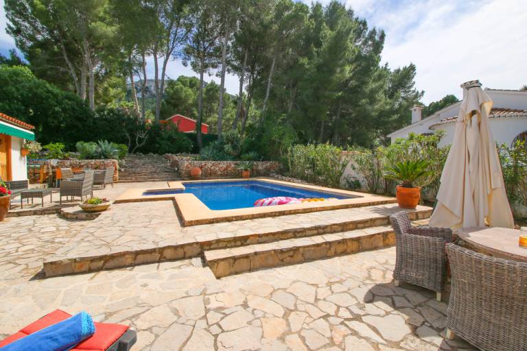 Villa with BBQ, patio & yard — photo 4