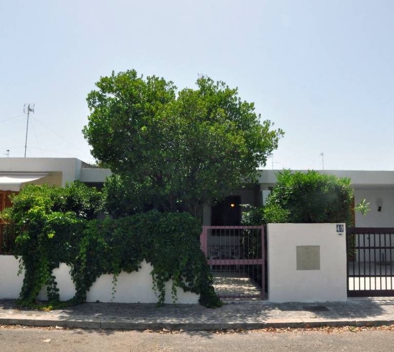 Child-friendly villa with terrace, BBQ & yard | Garden view | Pets allowed — photo 3