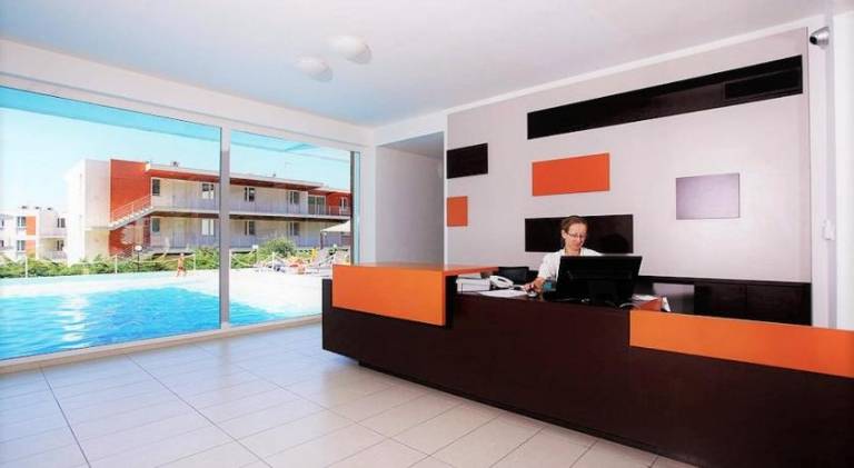 Ample serviced apartment with pool, garden & patio | Dogs allowed — photo 4