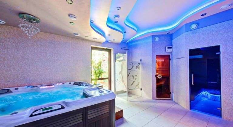 Serviced apartment with pool, jacuzzi & patio — photo 4