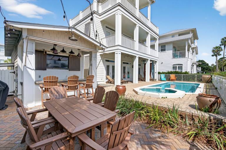 House with private pool & grill | Water view — photo 2